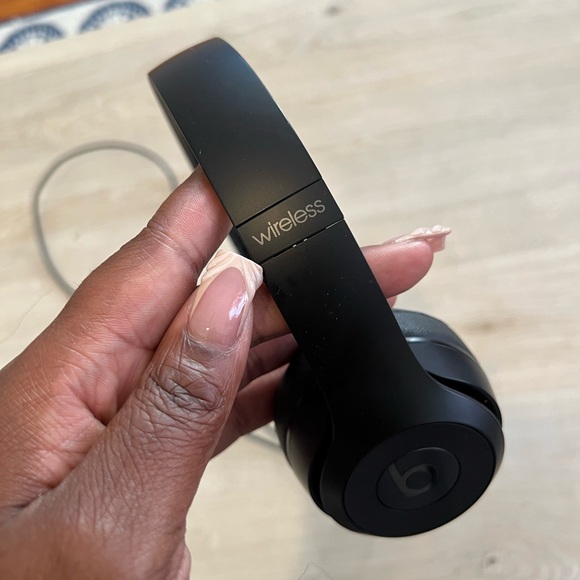 ‼️$65 SALE 🔥 BEATS Wireless Headphones + charging cord - Picture 4 of 7